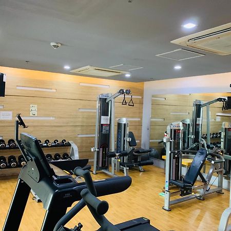 Two Palm Tree Villas Condominium - Studio 8Th Fl With Balcony - Across Terminal 3 Airport 帕赛 外观 照片