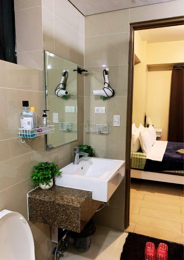 Two Palm Tree Villas Condominium - Studio 8Th Fl With Balcony - Across Terminal 3 Airport 帕赛 外观 照片