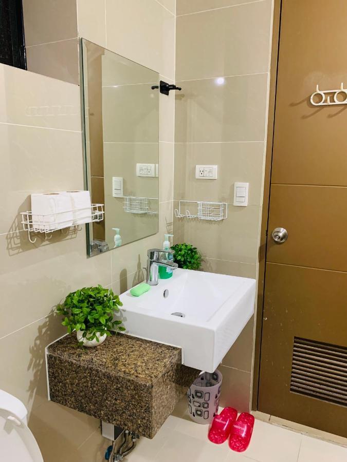 Two Palm Tree Villas Condominium - Studio 8Th Fl With Balcony - Across Terminal 3 Airport 帕赛 外观 照片
