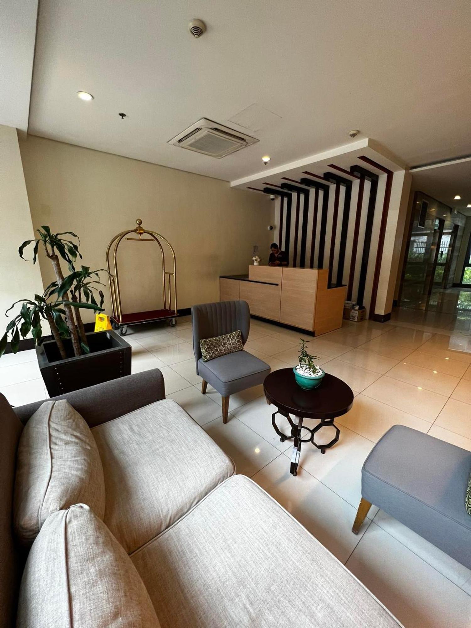 Two Palm Tree Villas Condominium - Studio 8Th Fl With Balcony - Across Terminal 3 Airport 帕赛 外观 照片