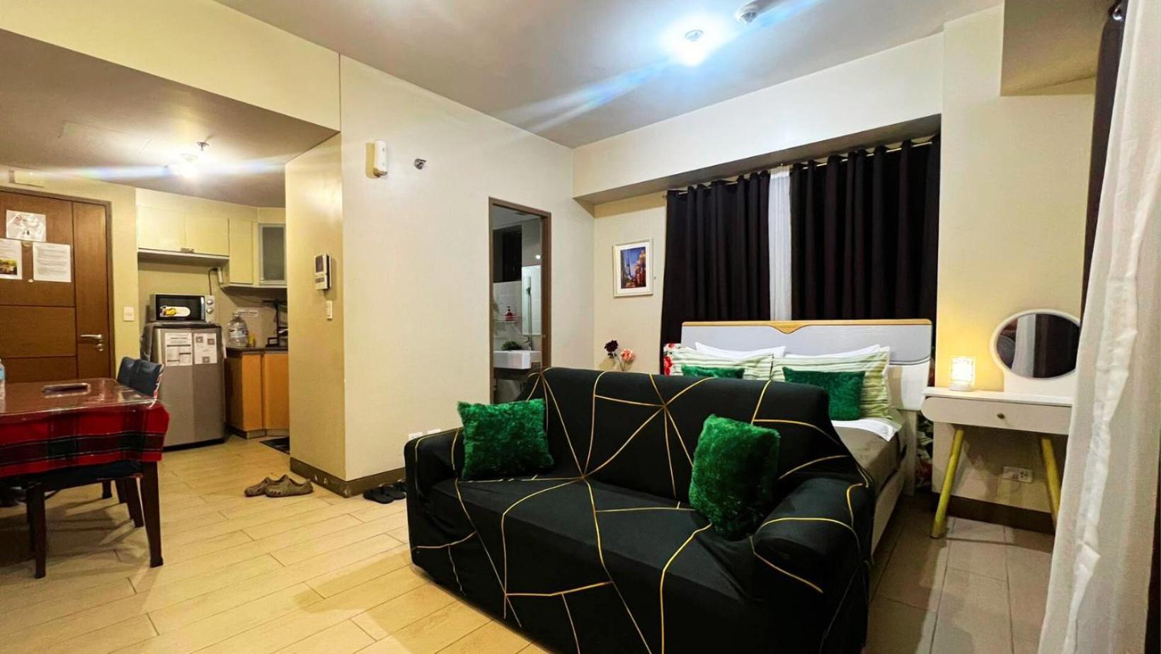 Two Palm Tree Villas Condominium - Studio 8Th Fl With Balcony - Across Terminal 3 Airport 帕赛 外观 照片