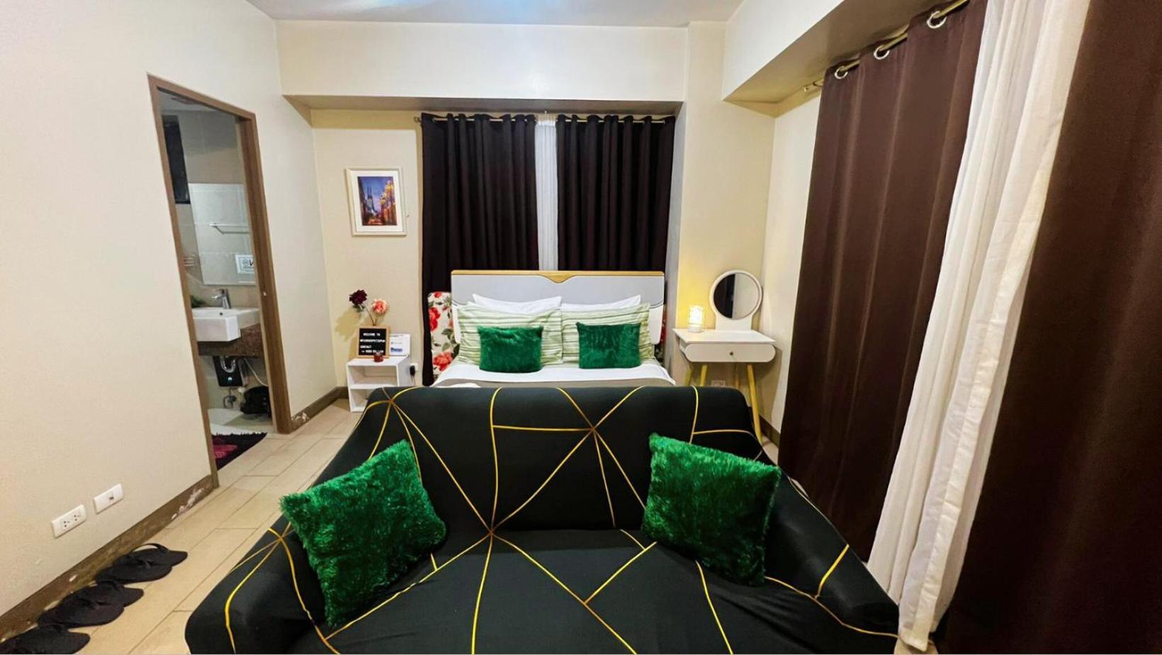 Two Palm Tree Villas Condominium - Studio 8Th Fl With Balcony - Across Terminal 3 Airport 帕赛 外观 照片