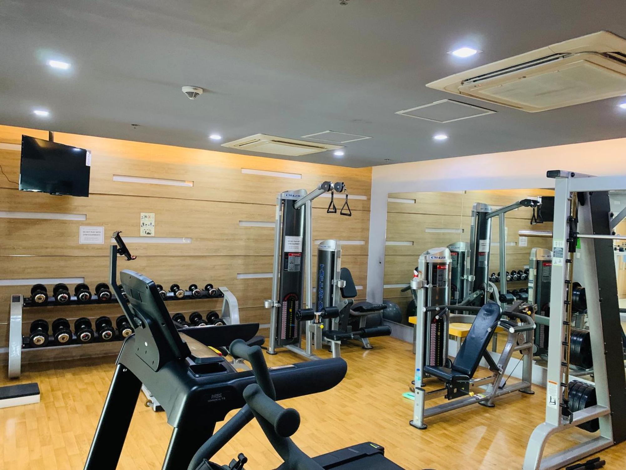 Two Palm Tree Villas Condominium - Studio 8Th Fl With Balcony - Across Terminal 3 Airport 帕赛 外观 照片